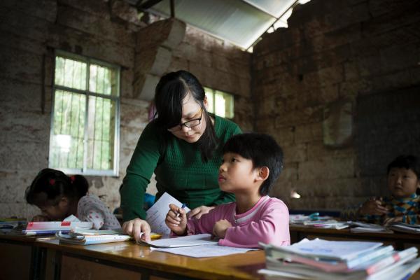 致敬乡村教师:用坚守点亮乡村教育的希望